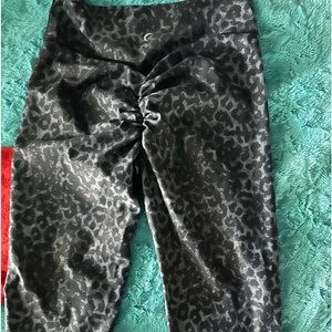 Zyia size 6-8 leopard scrunch butt. Like new